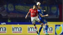 Bek Persib Bandung Vladimir Vujovic berebut bola dengan penyerang Persija Jakarta Bambang Pamungkas pada laga Gojek-Traveloka Liga I Indonesia di Stadion Gelora Bandung Lautan Api (GBLA) Sabtu (22/7/2017) malam. (Foto: Persib.co.id)