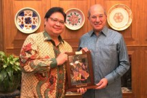 Menperin Airlangga Hartarto memberikan cenderamata kepada Direktur Jenderal OPCW Mr. Ahmet zmc di Jakarta, 27 Juli 2017. ( Humas Kemenperin)