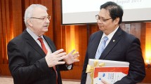 Menteri Perindustrian Airlangga Hartarto berbincang dengan Senior Vice President & Regional Managing Director US-Asean Business Council Mr. Michael Michalak