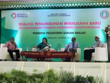 Dirjen Industri Kecil dan Menengah (IKM) Kementerian Perindustrian Gati Wibawaningsih saat menjadi narasumber dalam Dialog Penumbuhan Wirausaha Baru di Lingkungan Pondok Pesantren (Santripreneur) di Pondok Pesantren Sunan Drajat, Lamongan, Jawa Timur