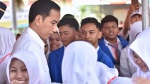 Presiden Jokowi di tengah siswa penerima KIP di SMP Negeri 7, Jalan Cenderawasih, Kabupaten Jember, Jatim, Minggu (13/8). (Foto: Setkab/Agung)