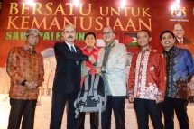 Ketua Umum Kadin Indonesia, Rosan P. Roeslani saat menyerahkan bantuan kepada Duta Besar Palestina untuk Indonesia, Taher Ibrahim Hammad
