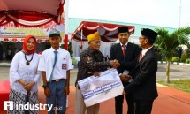 Dirut Perum Jamkrindo Diding S. Anwar (kanan) secara simbolis menyerahkan bantuan bedah rumah kepada veteran Sardjono (kiri) disaksikan oleh Sekda Kabupaten Bangka, Fery Insani. Kamis (17/8/2017) (Foto Rizki Meirino)