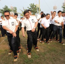 Direktur Utama Telkom Alex J. Sinaga (kedua dari kiri) turut memeriahkan lomba khas 17 Agustus bersama dengan Staf Khusus Menteri BUMN Republik Indonesia Budi Gunadi Sadikin (paling kanan), Direktur Utama Krakatau Steel Mas Wigrantoro Roes Setiyadi (