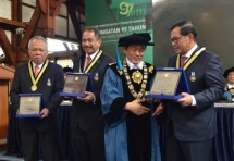 Menteri PUPR Basuki Hadimuljono, Menpar Arief Yahya dan Seskab Pramono Anung Wibowo menerima penghargaan Ganesa Prajamanggala Bakti Adiutama dari ITB (Foto ist)