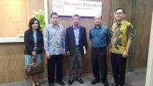 Founder President University SD Darmono dan Chairman GAPMMI Adhi S Lukman usai Menandatangani Kerjasama PresUniv - Gapmmi ( dok industry.co.id)