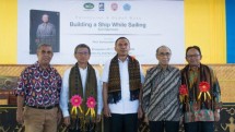 Foto: Ketua Yayasan Universitas Flores, Lori Gadi Djou - Pendiri dan Chairman PT Jababeka, S.D Darmono - Wakil Bupati Ende Djafar Achmad - Rektor Universitas Flores, Stefanus - Akademisi, Komaruddin Hidayat (Dok: TPP)