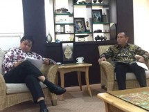 Menperin Airlangga Hartarto bersama Dirut PT Semen Baturaja Rahmad Pribadi (Foto Ridwan)