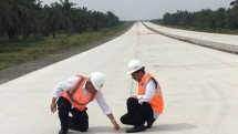 Presiden Joko Widodo bersama Menteri PUPR Basuki Hadimuljono cek pengerjaan Tol Bocimi