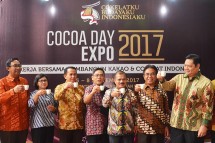 Menteri Perindustrian, Airlangga Hartarto bersama Dirjen Industri Agro Kemenperin, Panggah Susanto dan Sekjen Kemenperin, Haris Munandar saat acara peringatan Hari Kakao Indonesia ke-6 di Kantor Kemenperin (Foto: Humas)