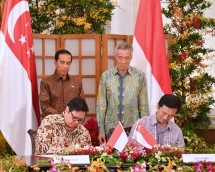 Menteri Preindustrian, Airlangga Hartarto didampingi President RI Joko Widodo sat penandatanganan MoU Menteri Pendidikan (Pendidikan Tinggi dan Keterampilan) Ong Ye Kung mewakili Pemerintah Singapura