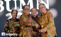 Plt Dirut Perum Jamkrindo I. Rusdonobanu (kanan) menerima menerima penghargaan dari Dewan Pakar Bumn Track Said Didu di Jakarta, Jumat malam (15/9). pada acara Anugerah Bumn Track Award 2017. (Foto Rizki Meirino)