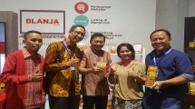 Direktur Wholesale & Internasional Service Telkom Abdus Somad Arief (kedua dari kanan) bersama Staf Khusus Kementerian BUMN bidang Rumah Kreatif BUMN (RKB) Asmawi Syam (tengah).