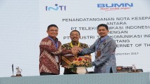 Direktur Enterprise & Business Service Telkom Dian Rachmawan dan Direktur Utama PT Inti Darman Mappangara berjabat tangan.