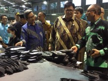 Menteri Perindustrian, Airlangga Hartarto saat mengunjungi industri sepatu PT Aggiomultimex di Sidoarjo, Jawa Timur