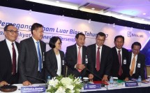 Direktur BRI Kuswiyoto, Direktur Susi Liestiowaty, Direktur Utama Suprajarto, Direktur Haru Koesmahargyo dan Direktur Sis Apik berbincang seusai acara rapat umum pemegang saham luar biasa di Jakarta, Rabu (18/10/2017) (Foto Rizki Meirino)