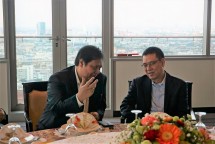 Menperin, Airlangga Hartarto seusai melakukan pertemuan dengan CEO SCG, Roongote Rangsiyopash