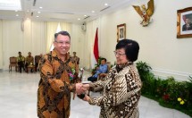 Direktur PT Jababeka Tbk Hyanto Wihadhi menerima penghargaan PROPER dari Menteri Lingkungan Hidup (dok Jababeka)