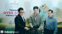 Presiden Direktur Jababeka Residence Sutedja S Darmono (tengah) menunjukkan maket pengembangan Jababeka Residence kepada media di Jakarta (dok INDUSTRY.co.id)