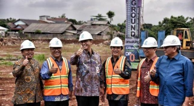 Gubernur DKI Jakarta, Anies Baswedan beserta jajarannya saat melakukan groundbreaking pembangunan rumah DP 0 persen