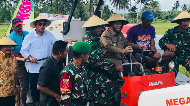 Gubernur Maluku Utara, KH Abdul Gani Kasuba, Ikut Turun Tangan Dengan Ikut Memanen Bersama Para Petani di Halmahera (Foto: Ist)