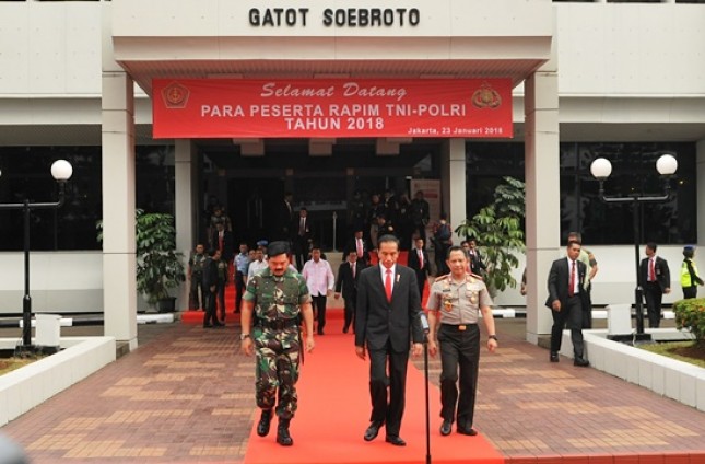 Presiden Jokowi bersama Panglima TNI dan Kapolri (Foto Setkab)