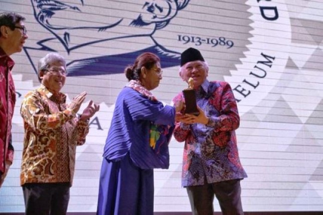 Gus Mus menerima penghargaan di bidang Hak Asasi Manusia, Yap Thiam Hien Award. (Foto Dok Industry.co.id)
