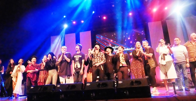 Sebagian artis yang tampil dalam Konser Bahaduri untuk Jockie Suryoprayogo (Foto: Amz)