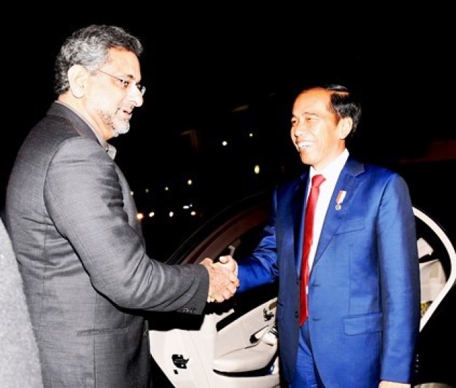 Presiden Jokowi bersalaman dengan PM Pakistan di National Assembly, Islamabad, Pakistan, Jumat (26/1). (Foto: Setkab)