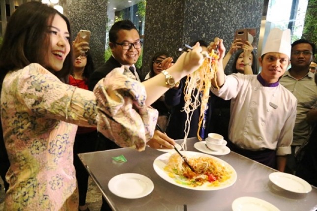 Tina Toon Rayaan Malam Imlek di Hotel Grand Mercure Jakarta Kemayoran (Foto Dok Industry.co.id)