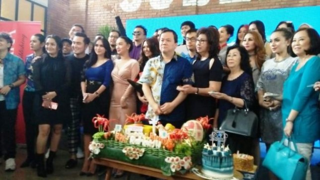 CEO Nagaswara, Rahayu Kartawiguna di tengah-tengah artis dan karyawannya.