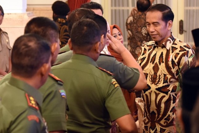 Presiden Jokowi menyalami peserta Rakornas Karhutla 2018 (Foto: Rahmat/Humas)