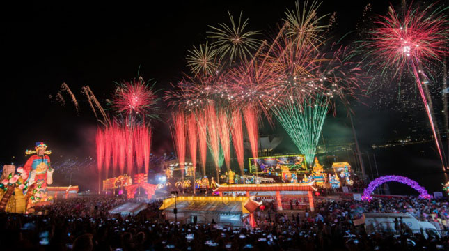 River Hongbao Fireworks atau Pertunjukkan Kembang Api di Sungai Hongbao, Singapura Saat Perayaan Tahun Baru Imlek (Foto: visitsingapore.com)