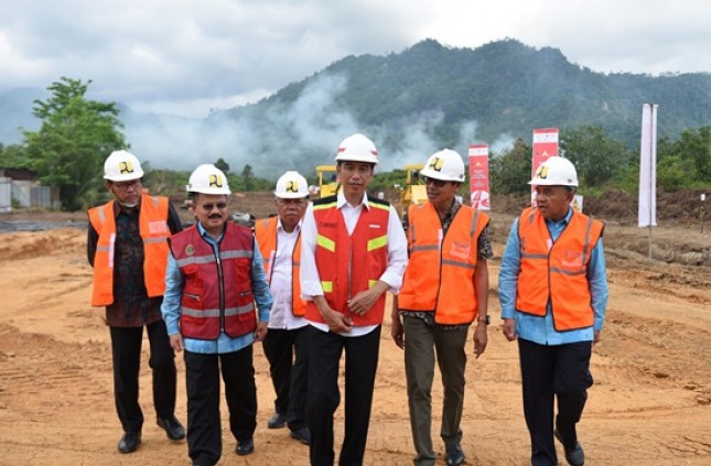 Presiden Jokowi saat meresmikan pembangunan jalan tol Padang-Sicincin, di Jalan Bypass Kilometer 0, Padang (9/2). (Foto: Humas/Anggun)
