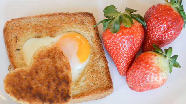 Menu Heart-Shaped Egg Toast (Foto: mommyhatescooking.com)