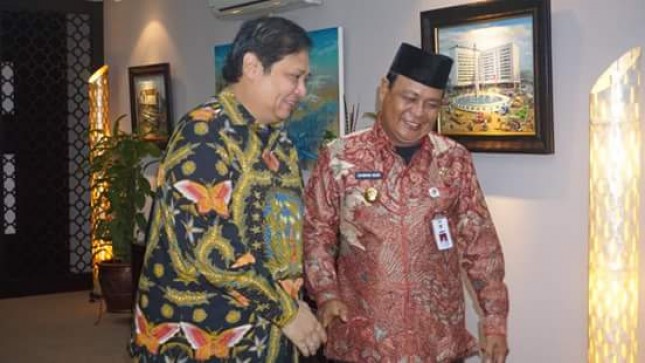 Menperin Airlangga Hartarto bersama Dewan Pembinan APKASI sekaligus Gubernur Kalimantan Selatan, Sahbirin Noor (Foto: Dok. INDUSTRY.co.id)