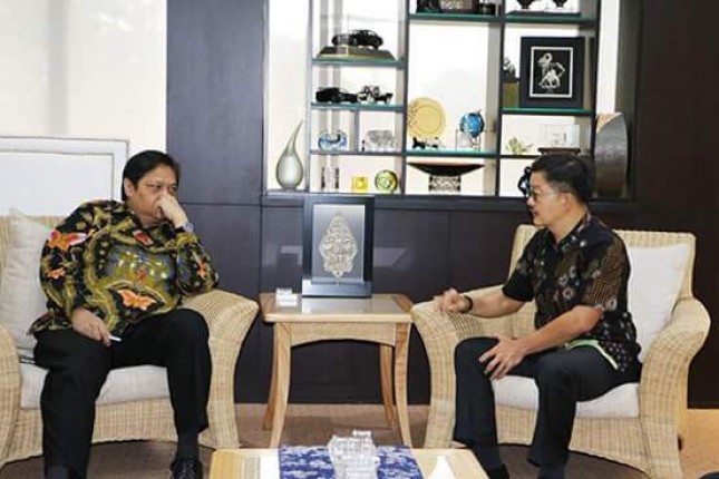 Menperin Airlangga Hartarto bersama CEO PT Arwana Citramulia Tbk. Tandean Rustandy (Foto: Dok. INDUSTRY.co.id)
