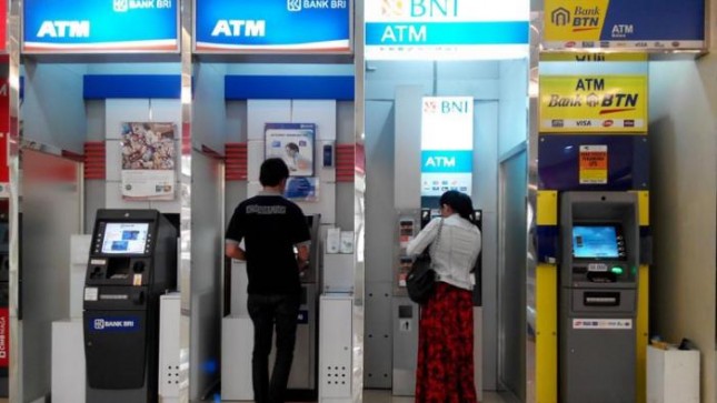 Ilustrasi transaksi di ATM. (Foto: IST)