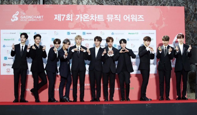 Boyband WANNA ONE di Red Carpet Gaon Chart Music Awards 2018. (Source: Allkpop)