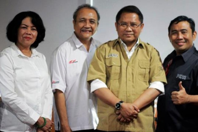 Menkominfo Rudiantara, Dirjen Infokom Niken Widyarini bersama Ketua dan Pengurus AMDI (Foto Dok Industry.co.id)