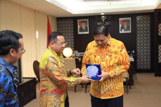 Menperin Airlangga Hartarto bersama Presiden Direktur Kawasan Industri Jorong, Wishnu Soehardjo (Foto: Dok. INDUSTRY.co.id)