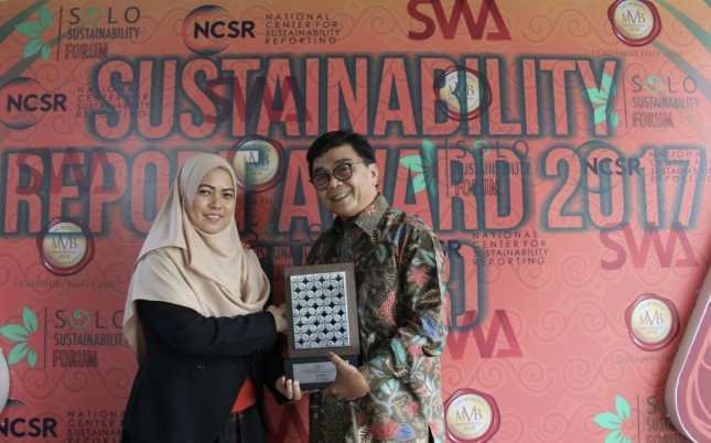 Manajer Keberlanjutan APP Sera Noviany saat menerima Penghargaan Khusus untuk Penerapan Dini Standar GRI (Foto: Humas)