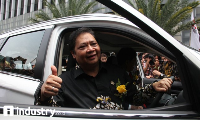  Menteri Perindustrian Airlangga Hartarto saat uji coba Mobil Listrik Mitsubishi