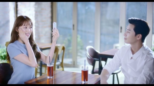 Park Seo Joon dan Lee Sung Kyung dalam iklan brand LANEIGE. (Source: YouTube)