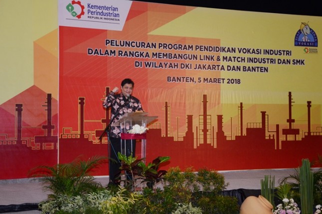 Menteri Perindustrian Airlangga Hartarto saat meluncurkan Program Pendidikan Vokasi di PT Krakatau Steel Cilegon, Banten (Foto: Humas)