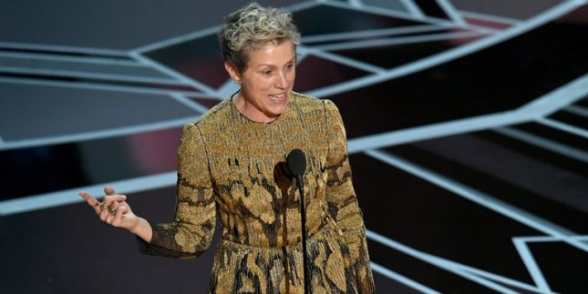 Aktris Frances McDormand dalam pidato kemenangannya sebagai Aktris Terbaik di Oscar 2018. (Source: COSMOPOLITAN)