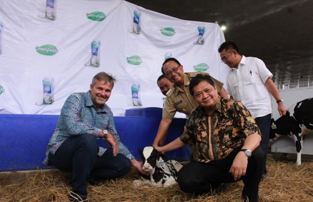 Menperin Airlangga Hartarto saat meresmikan pabrik peternakan sapi terpadu PT Greenfields Indonesia (Foto: Humas)