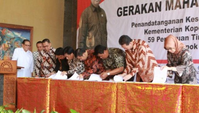 Menteri Koperasi dan UKM Puspayoga dan para rektor dari 59 perguruan tinggi serta Kelompok Media Bali Post menandatangani kesepahaman bersama, Selasa (6/3) di Denpasar, Bali. 