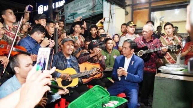 Presiden Jokowi dan pemusik jalanan (Foto Dok Industry.co.id)