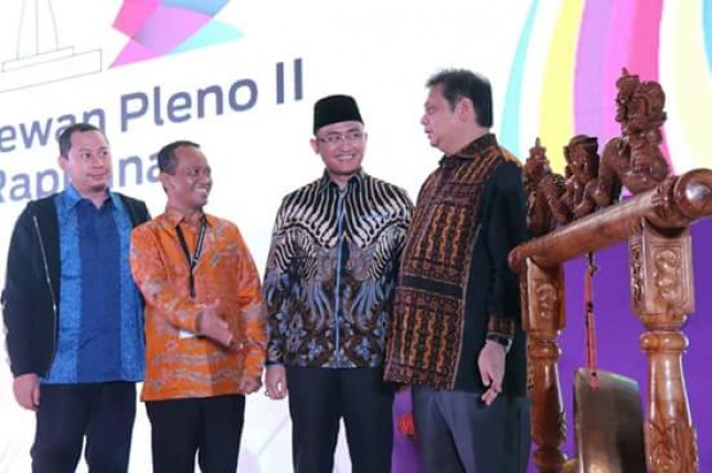 Meneprin Airlangga Hartarto bersama Ketua Umum HIPMI Bahlil Lahadalia (Foto: Dok. Industry.co.id)